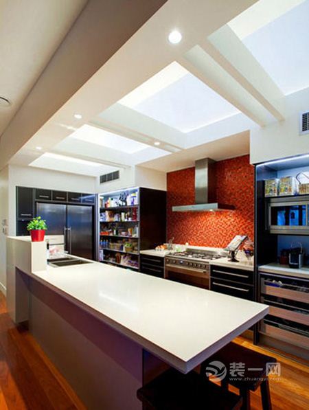 从功能性上看应有尽有,以透明玻璃打造的橱柜门使厨房有种通透感,以